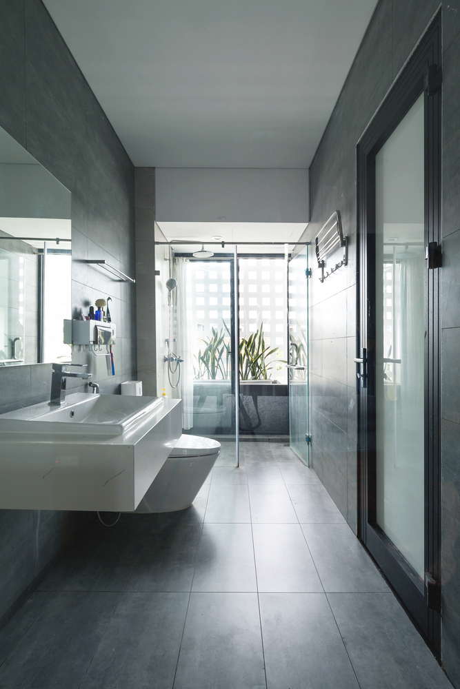 Phòng tắm hiện đại, tiện nghi, tận dụng được tối đa ánh sáng tự nhiên.