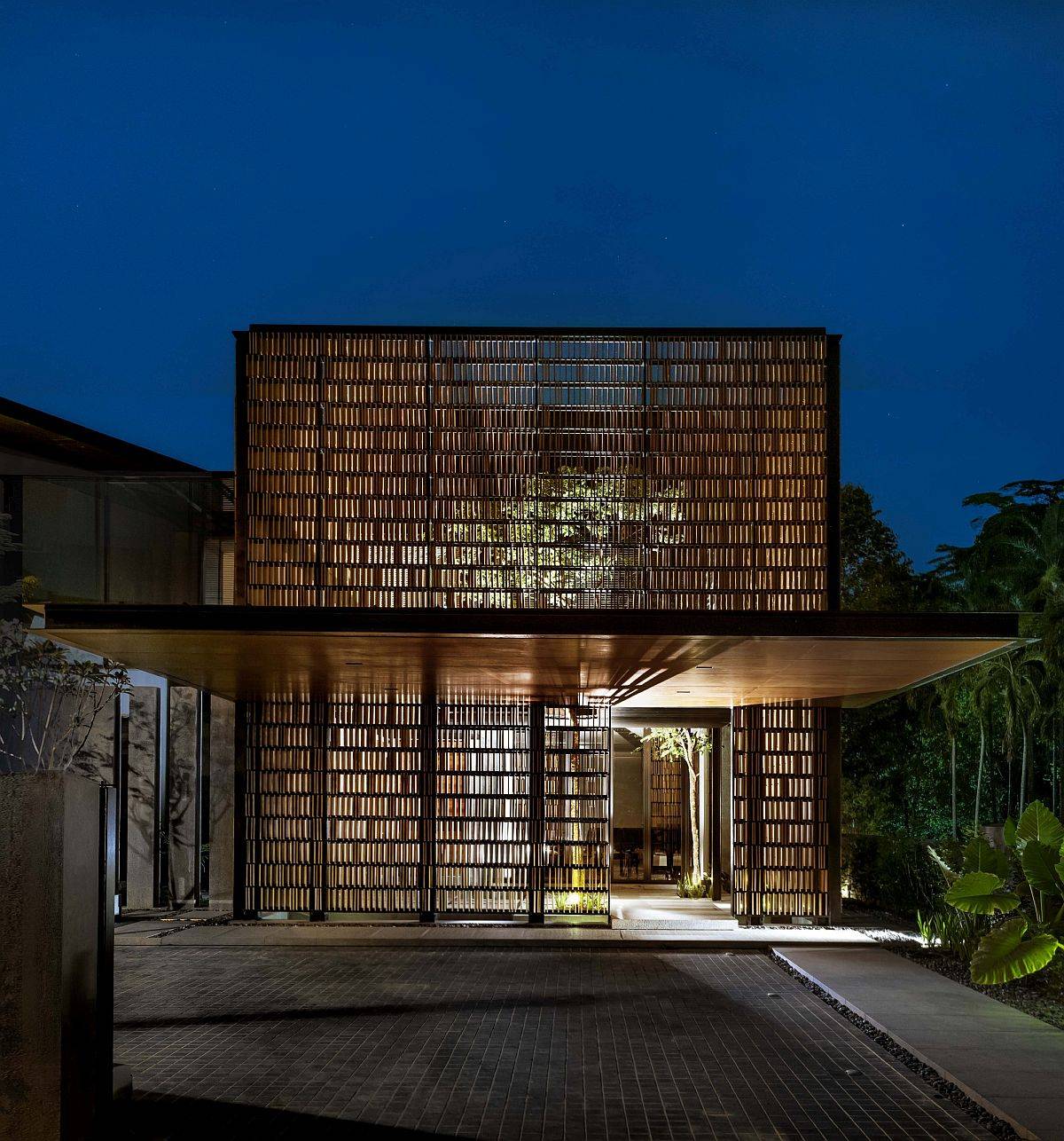 Mặt tiền lam gỗ mang đến cho ngôi nhà cái nhìn trực quan hấp dẫn, độc đáo. Đây là giải pháp thiết kế lấy sáng tự nhiên, thông gió tối đa cho công trình.