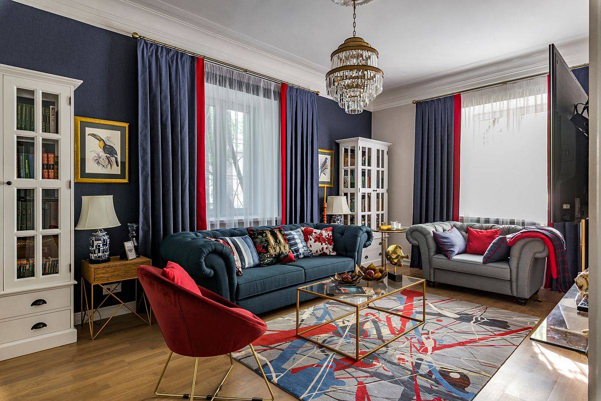 Phòng khách phong cách đương đại cực hút mắt với những điểm nhấn màu đỏ sắc nét trên phông nền màu xanh và trung tính.