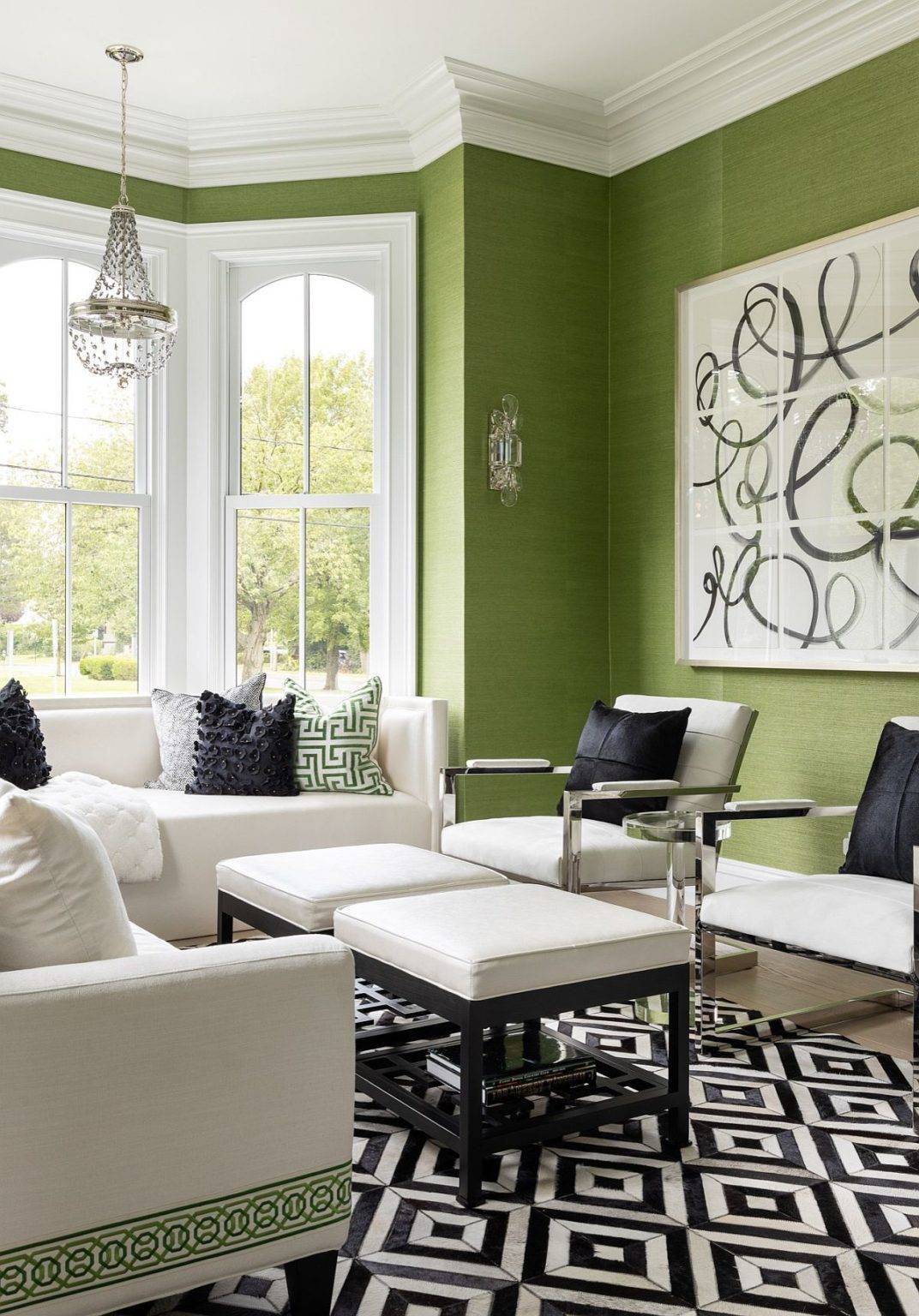 Phòng khách hiện đại, thời thượng với những bức tường màu xanh lá pastel nhẹ nhàng, trang nhã tạo cảm giác thư thái.