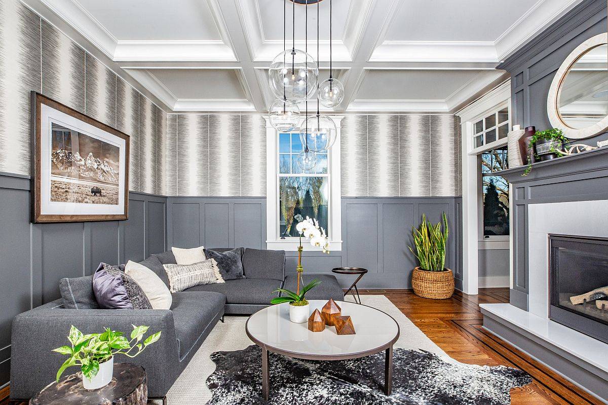 Hai tông màu chủ đạo trắng - xám được cân đối hoàn hảo trong phòng khách hiện đại. Những chậu cảnh nhỏ xanh mát làm điểm nhấn sinh động, tươi mới cho căn phòng.