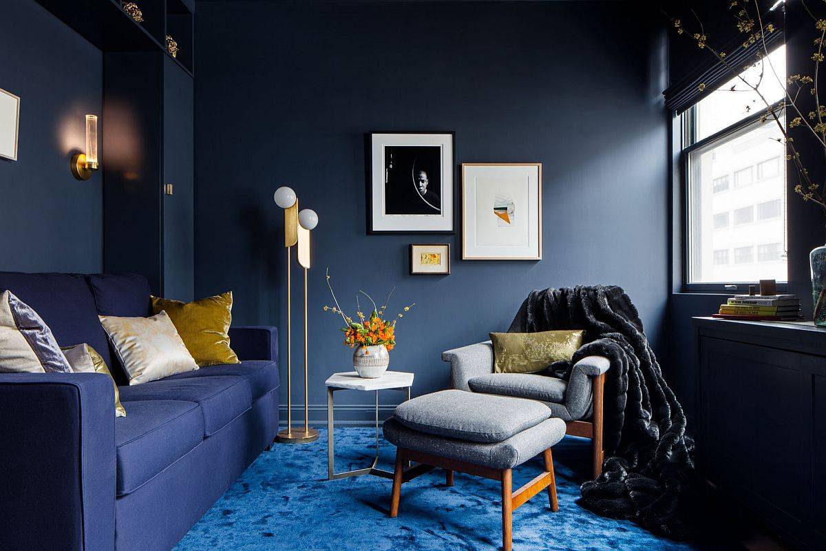 Phòng khách đương đại với những bức tường màu xám xanh, thảm xanh, sofa xanh đậm vừa mát mắt, vừa giúp tăng thêm chiều sâu cho không gian.
