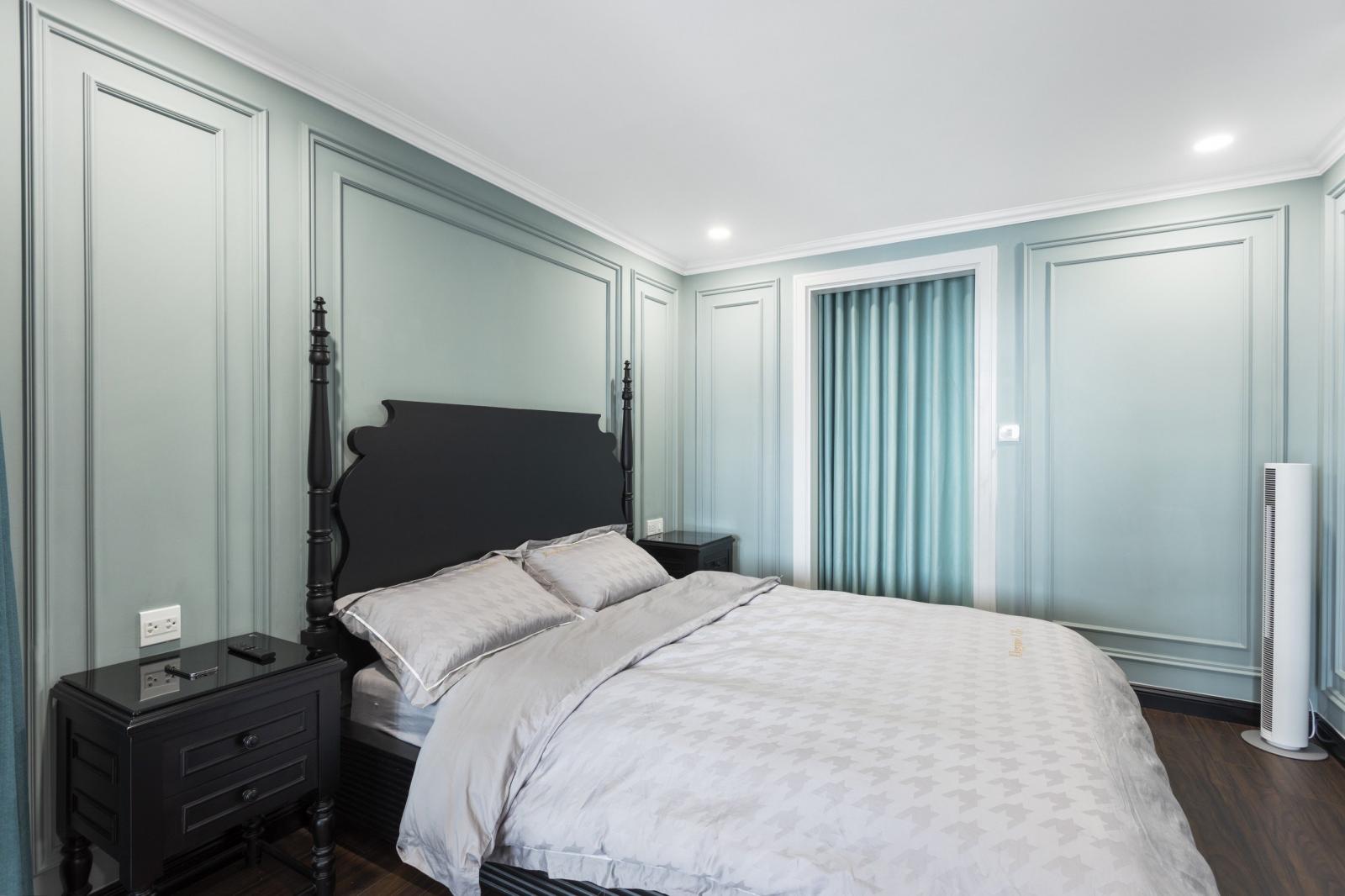 Với tông màu xanh pastel nhẹ nhàng cho toàn bộ tường phòng ngủ, kiến trúc sư mong muốn tạo ra không gian ngủ nghỉ thư thái, thoải mái nhất.