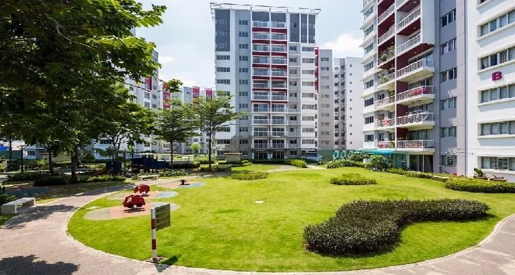 hình ảnh khuôn viên chung cư với nhiều tòa nhà cao tầng, bãi cỏ xanh mướt