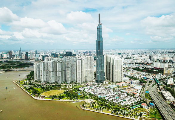hình ảnh một góc TP.HCM với các tòa nhà cao tầng xay dựng ven sông xen kẽ khu dân cư thấp tầng, cây xanh