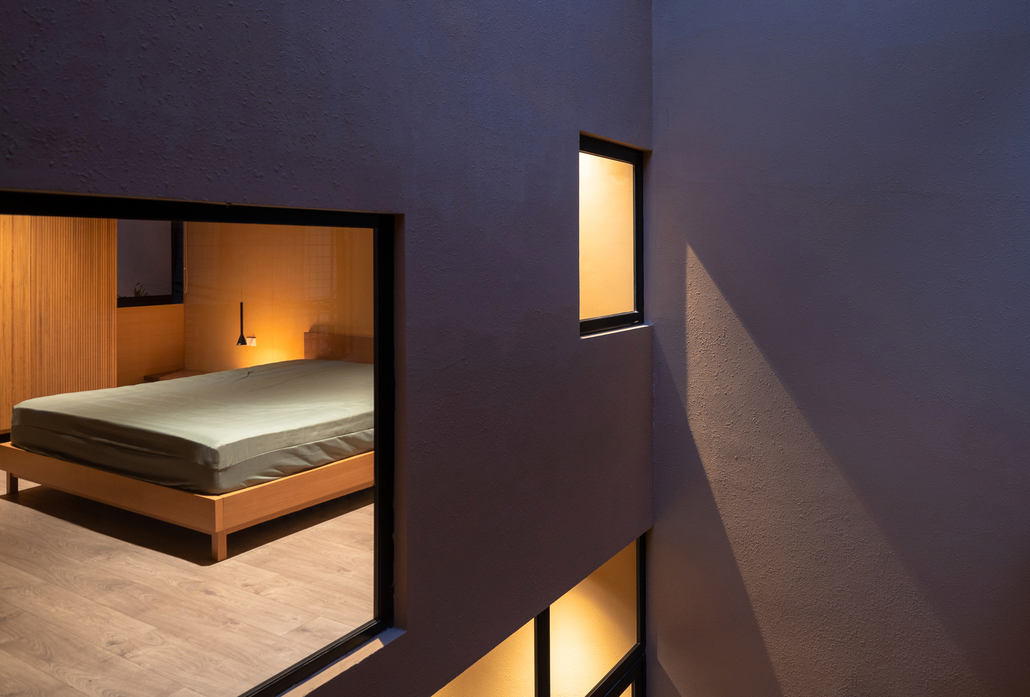Phòng ngủ có thiết kế đơn giản, thông thoáng mà vẫn đảm bảo sự kín đáo.