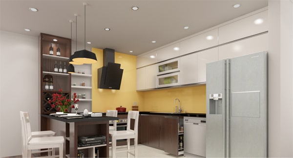 Phòng bếp với đầy đủ tiện ích hiện đại, bài trí gọn gàng. Mảng tường màu vàng tạo điểm nhấn bắt mắt, đồng thời giúp tăng cảm giác ấm cúng, gần gũi.
