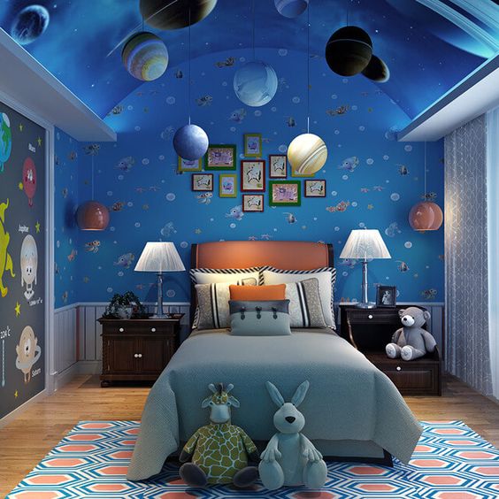 Mẫu phòng ngủ dành cho con trai tông màu xanh trẻ trung, năng động với thiết kế trần cao thoáng và ấn tượng.