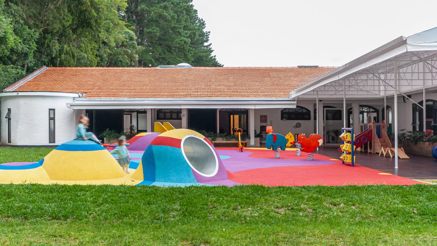 hình ảnh trường mẫu giáo và tiểu học với sân chơi đầy màu sắc