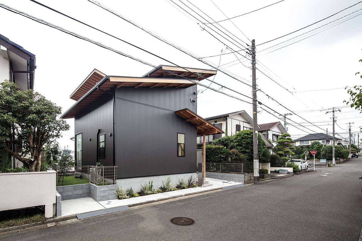 Ngôi nhà hiện đại nhỏ gọn, đầy phong cách với ngoại thất màu tối và mái gỗ phá cách.