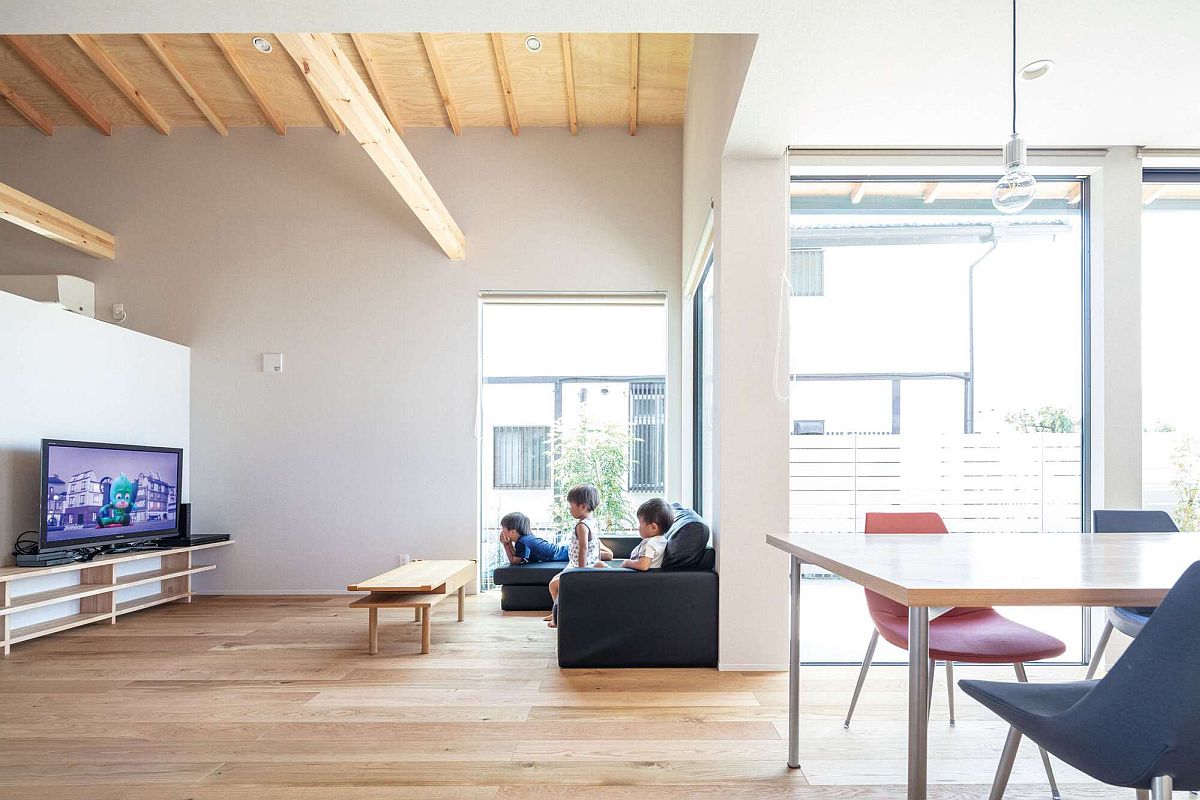Thiết kế không gian mở, sử dụng nội thất tối giản với tông màu trung tính chủ đạo hòa quyện cùng ánh sáng ấm áp tạo cảm giác rộng rãi hơn cho ngôi nhà về mặt thị giác.