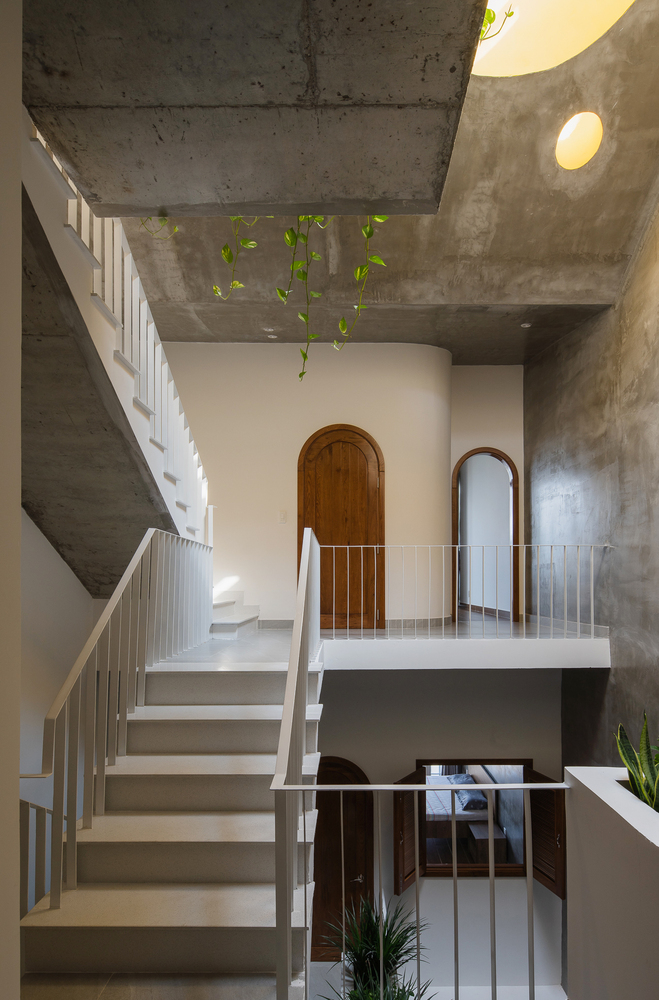 Kiến trúc sư thiết kế nhà ống kiểu lệch tầng nhằm gia tăng diện tích sử dụng cũng như đảm bảo độ thoáng sáng cho không gian nhà.