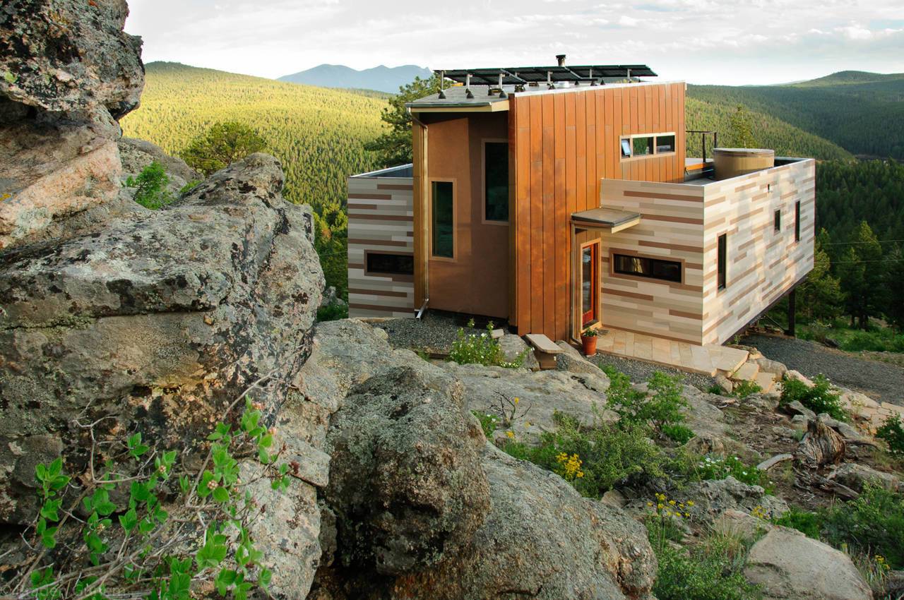 Ngôi nhà nghỉ dưỡng nơi sườn núi được làm từ những container ốp gạch giả gỗ tông màu trung tính thanh lịch, hài hòa với cảnh quan xung quanh.