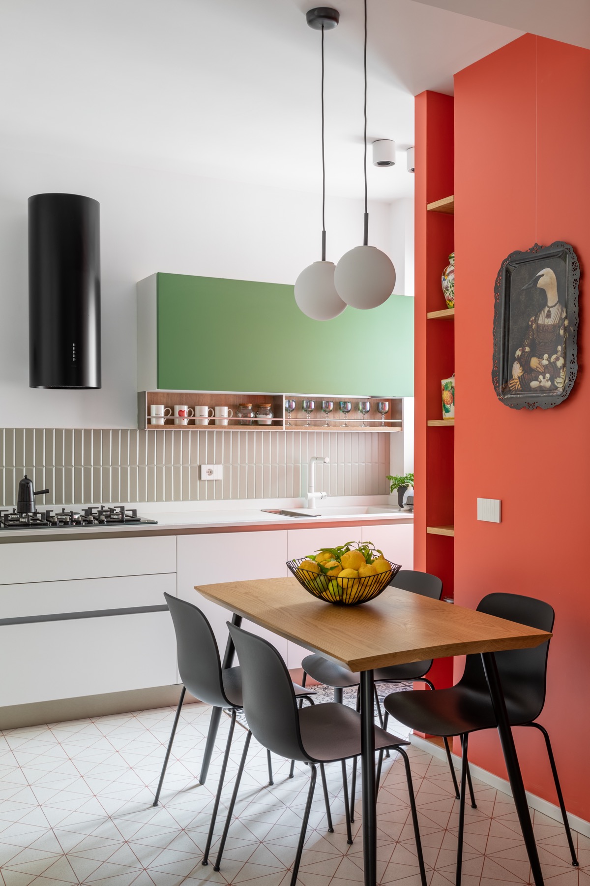 Tác phẩm nghệ thuật trừu tượng tạo thêm nét đặc trưng cho bức tường bếp màu đỏ.