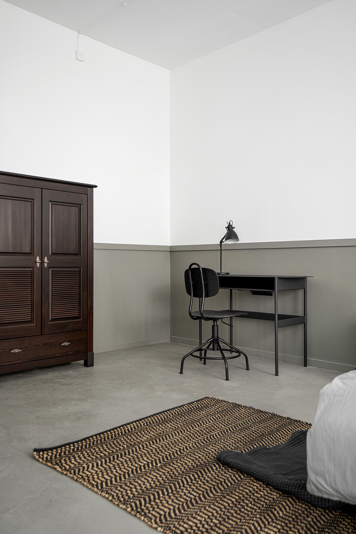 Bàn làm việc hiện đại và phù hợp với chiếc ghế màu đen thiết lập "văn phòng" tại gia phong cách tối giản ở góc phòng ngủ.