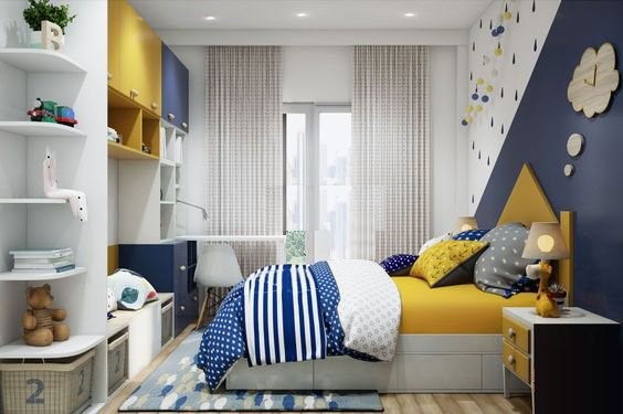 Một mẫu thiết kế nội thất phòng ngủ dành cho các bé trai mà bạn có thể tham khảo. Sắc vàng - trắng - xanh dương phối kết vô cùng ăn ý để tạo nên không gian ngủ nghỉ đẹp.
