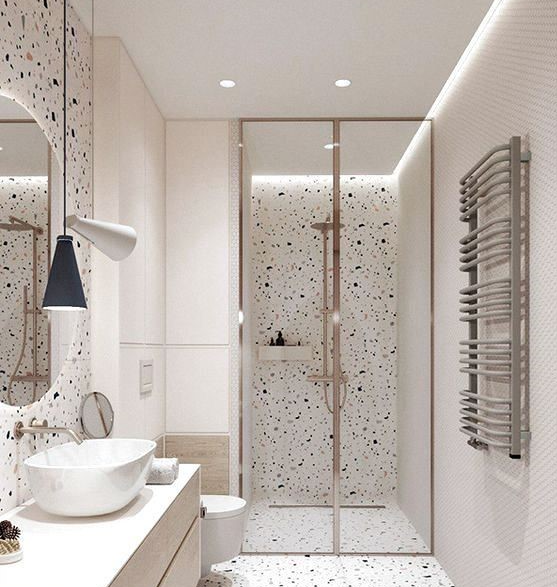 Phòng vệ sinh trong nhà ống 3 tầng tông màu trắng sang trọng, sử dụng vách kính để phân tách rõ hai khu khô - ướt.