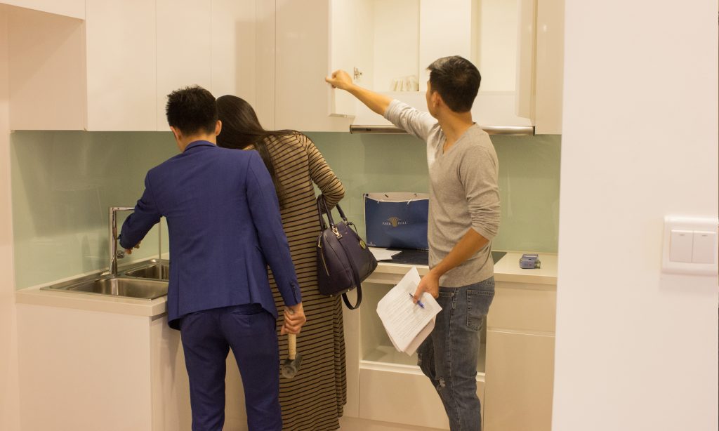 Kiểm tra tủ bếp khi nhận bàn giao căn hộ chung cư