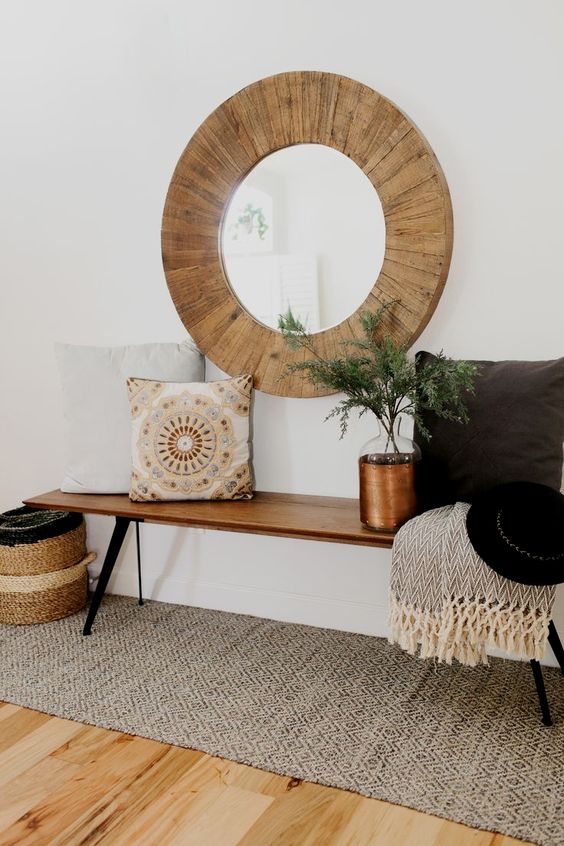 Nếu lối vào nhà bạn thiết kế theo phong cách Boho hay Rustic, thì mẫu gương tròn khung gỗ như này là lựa chọn hoàn hảo.