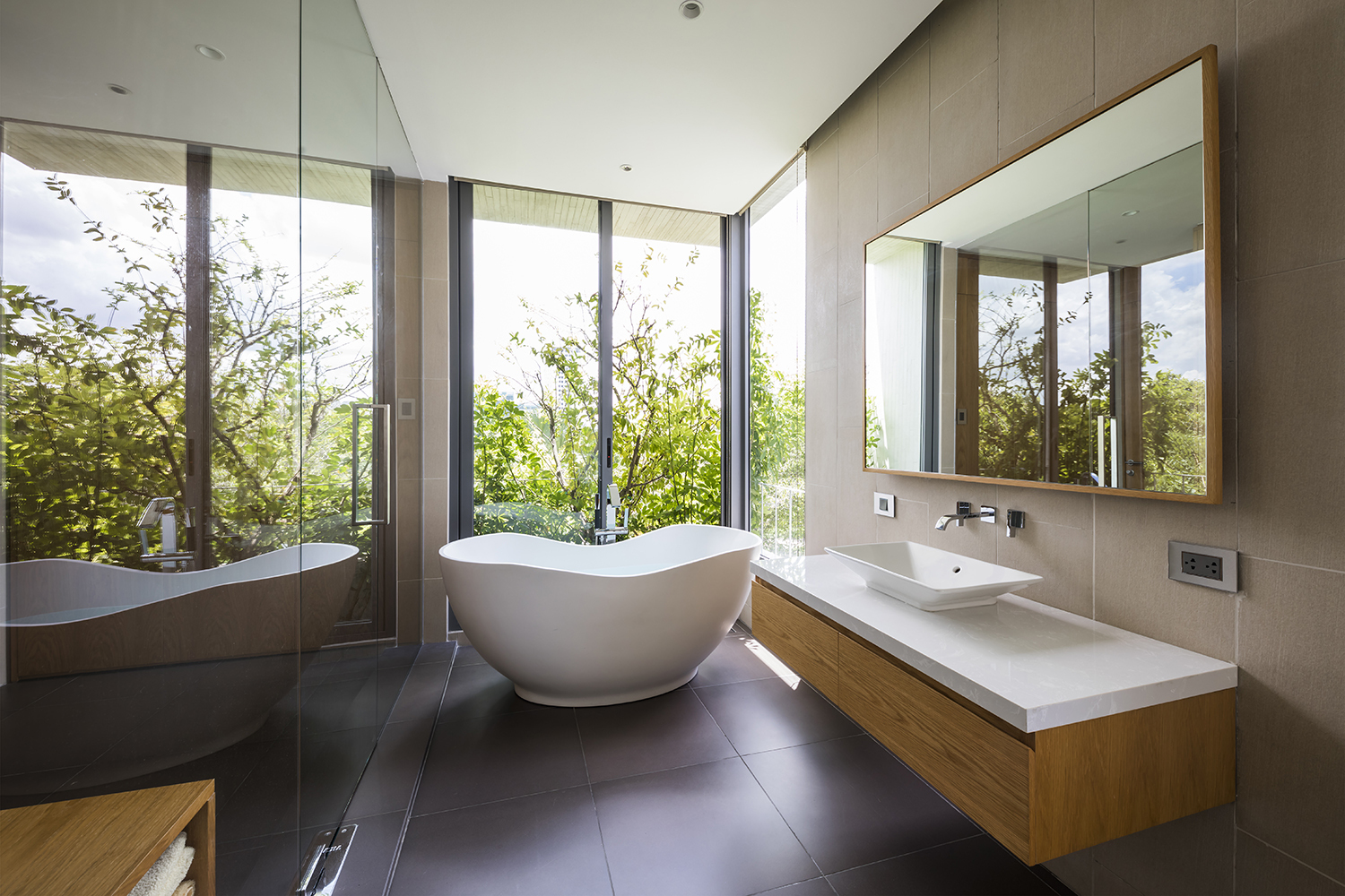 Phòng tắm, vệ sinh cũng được thiết kế theo phong cách mở, gần gũi với thiên nhiên.