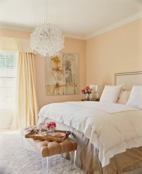 phòng ngủ với tường sơn màu hồng đào nhạt