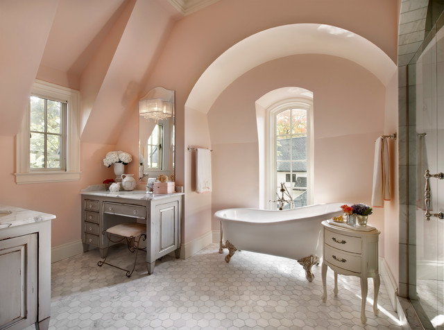 Màu hồng nhạt quyến rũ có thể làm cho bất kỳ không gian nào có vẻ tươi vui hơn. Trong ảnh trên, sắc hồng nhạt là một sự lựa chọn đáng yêu cho phòng tắm.