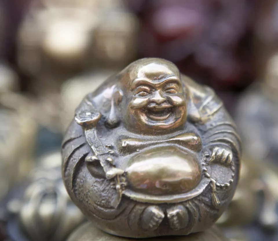 Tượng Phật cười được sử dụng phổ biến trong phong thủy nhà ở.