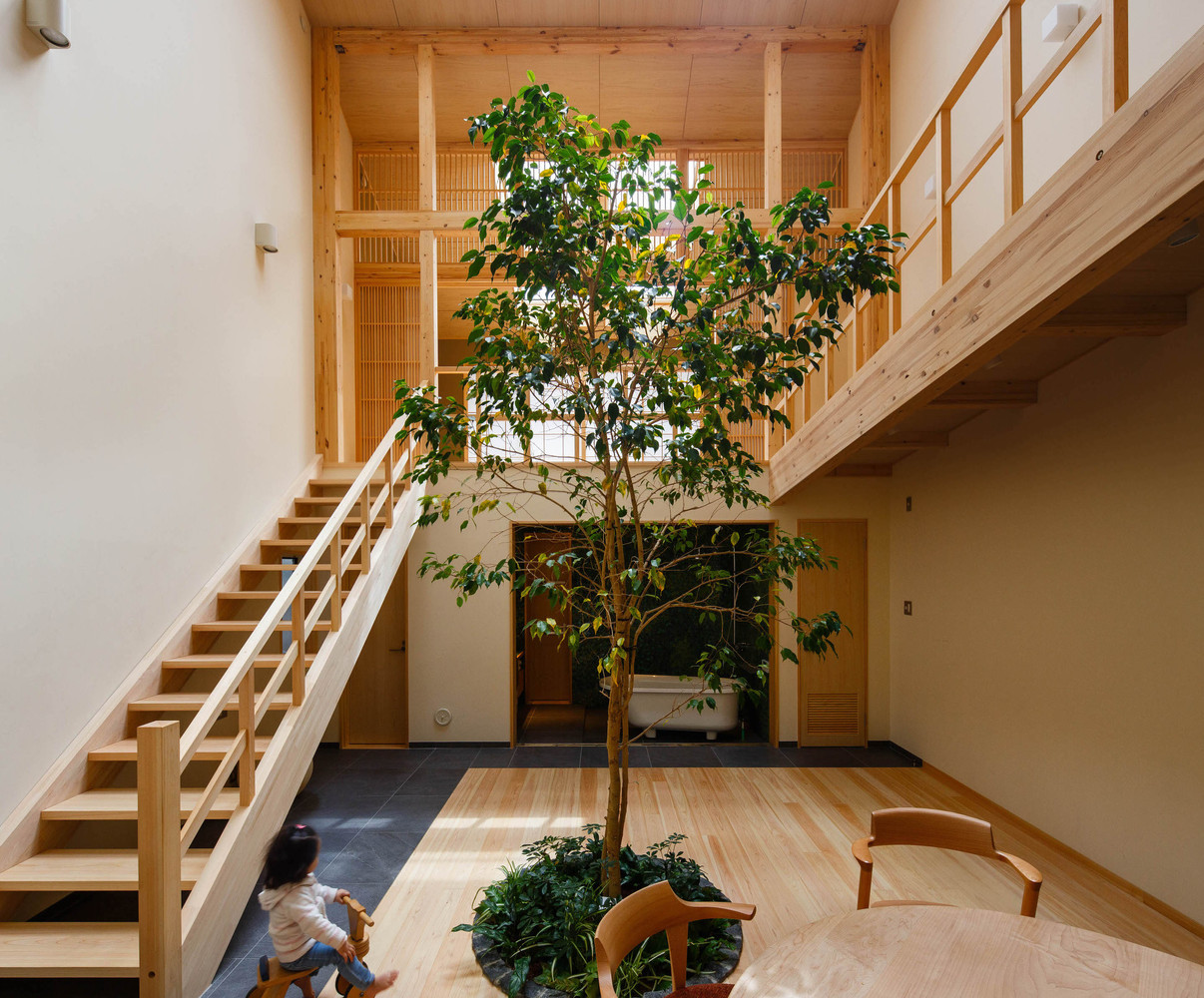 Ngôi nhà nằm trong một khu dân cư yên tĩnh ở phía Bắc thành phố Kyoto, là không gian sống của một cặp vợ chồng và 3 đứa con nhỏ.
