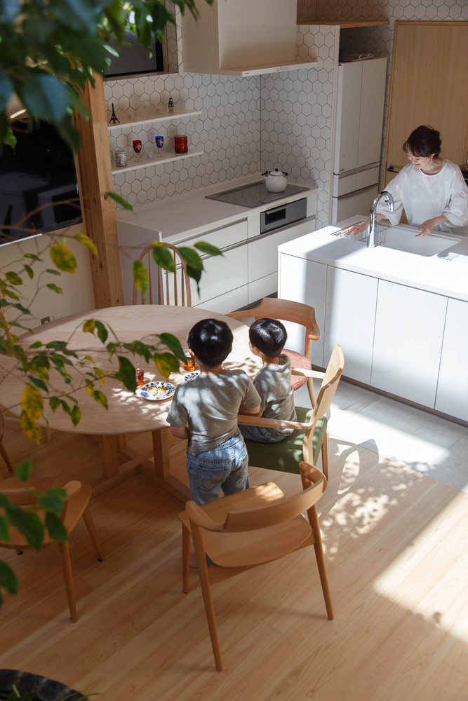 hình ảnh 2 bé trai ngồi ở bàn ăn hình tròn trong ngôi nhà Nhật