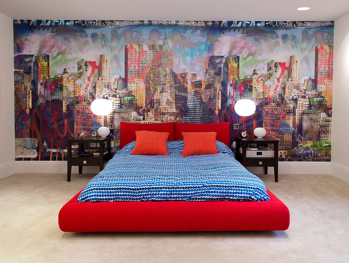 Phòng ngủ cho bé trai 15 tuổi cực hút mắt với giường màu đỏ, phía sau là khung cảnh thành phố xa hoa, rực rỡ sắc màu.