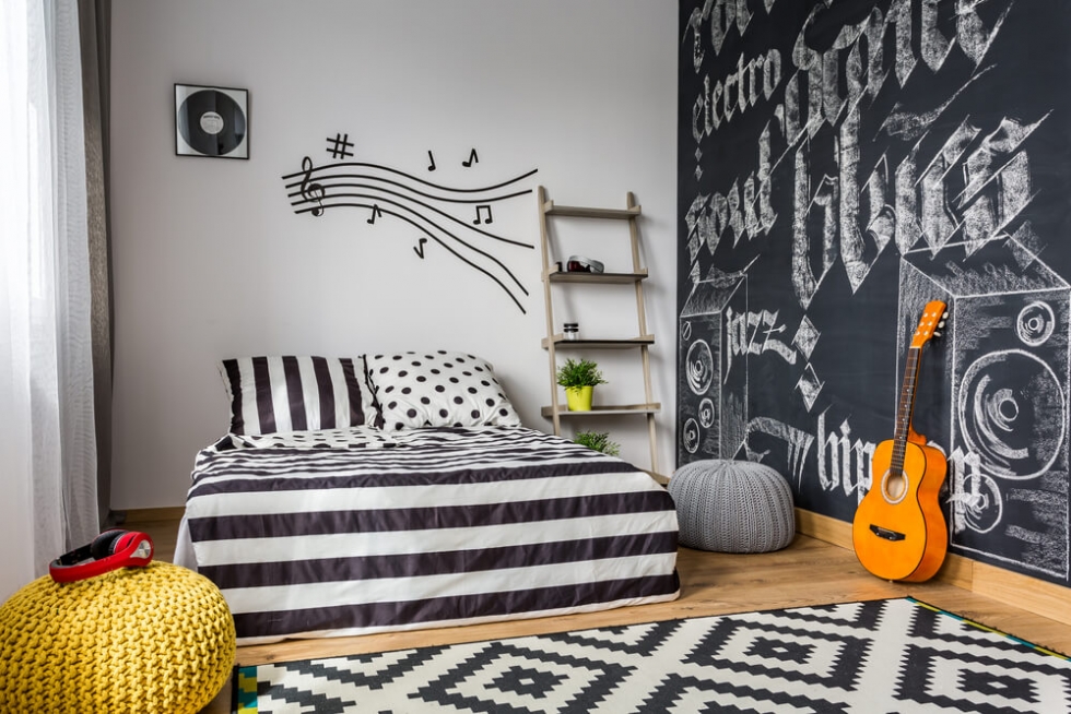Phòng ngủ đẹp cho bé trai với một bức tường gắn bảng đen - nơi trẻ có thể thỏa sức vẽ lên những gì mình thích, thể hiện khả năng của mình.