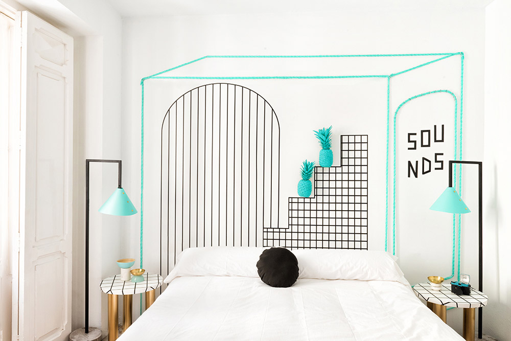 Trang trí phòng ngủ cho con gái cá tính với những họa tiết vẽ tường đơn giản, mạnh mẽ tông màu xanh da trời kết hợp sắc đen nổi bật.