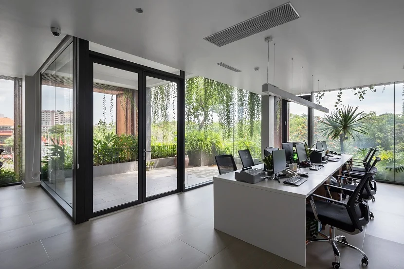 Nội thất văn phòng được thiết kế theo phong cách hiện đại tối giản nhằm tạo không gian thông thoáng, nhiều ánh sáng tự nhiên.
