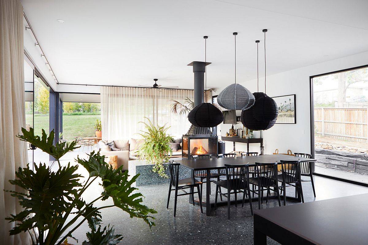 Phòng khách và không gian ăn uống được thiết kế theo phong cách Scandinavian hiện đại. Thiết kế mở cho phép ánh sáng tự nhiên ngập tràn không gian.