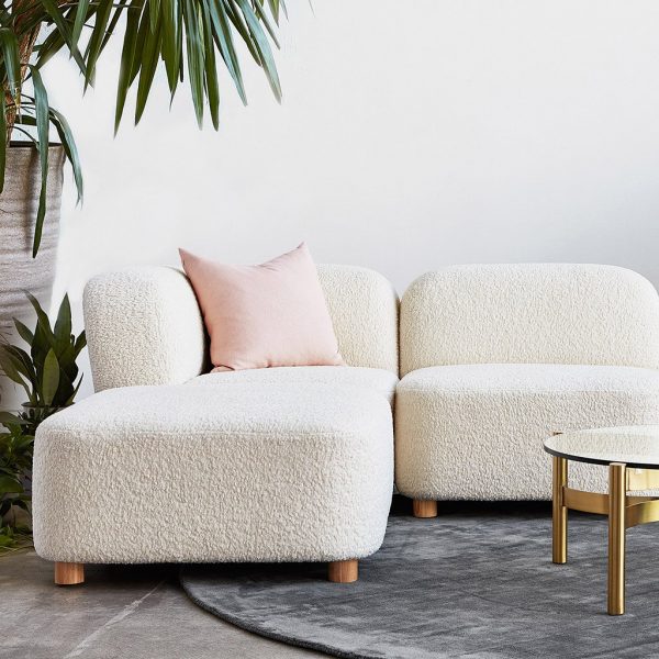 Với mẫu ghế sofa mô-đun xinh yêu này, bạn có thể sắp xếp tùy thích, tùy nhu cầu sử dụng.
