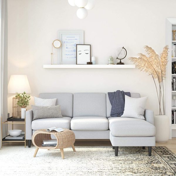 hình ảnh ghế sofa màu trắng ngà nhỏ gọn, bàn cà phê mây tre đan đặt trên thảm màu trung tính