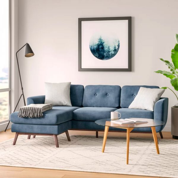 Sofa nhỏ bọc nệm nhung màu xanh tinh tế phù hợp với phòng khách phong cách Scandinavian, tối giản, chiết trung hoặc hiện đại giữa thế kỷ.