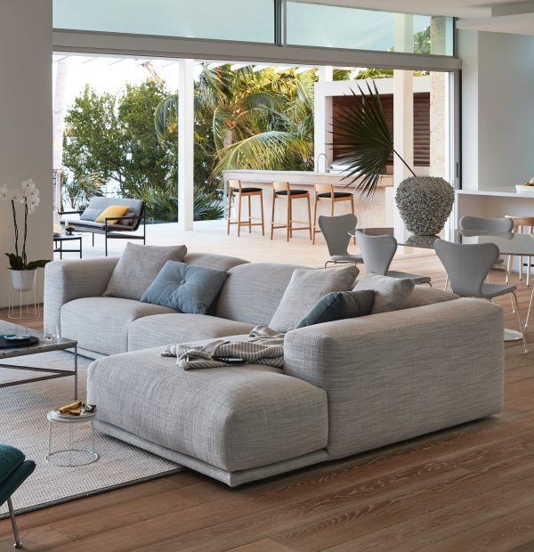Ghế sofa đẹp hiện đại màu ghi sáng với phần đệm ngồi và tựa lưng dày dặn, mang lại cho người dùng sự thoải mái, thư giãn nhất.