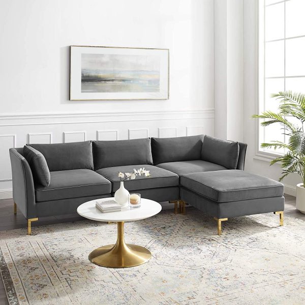 Mẫu sofa toát lên vẻ sang trọng với phần khung kim loại mạ đồng sáng bóng, hài hòa với thiết kế bàn cà phê tròn màu trắng nhỏ xinh. Phần chân cao tạo cảm giác thoáng đãng, đồng thời giúp vệ sinh sàn, thảm dễ dàng hơn.