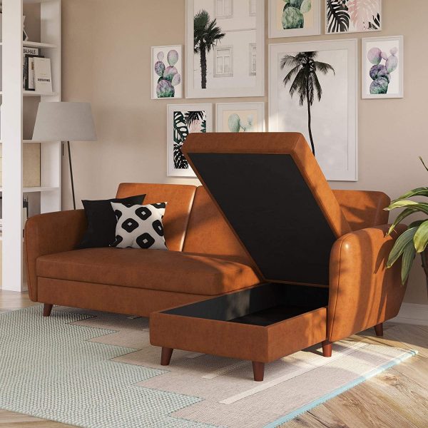 Bộ ghế sofa phòng khách màu vàng da bò khiến căn phòng như bừng sáng dưới ánh nắng mặt trời. Nó cũng giúp gia tăng chiều sâu cho không gian.