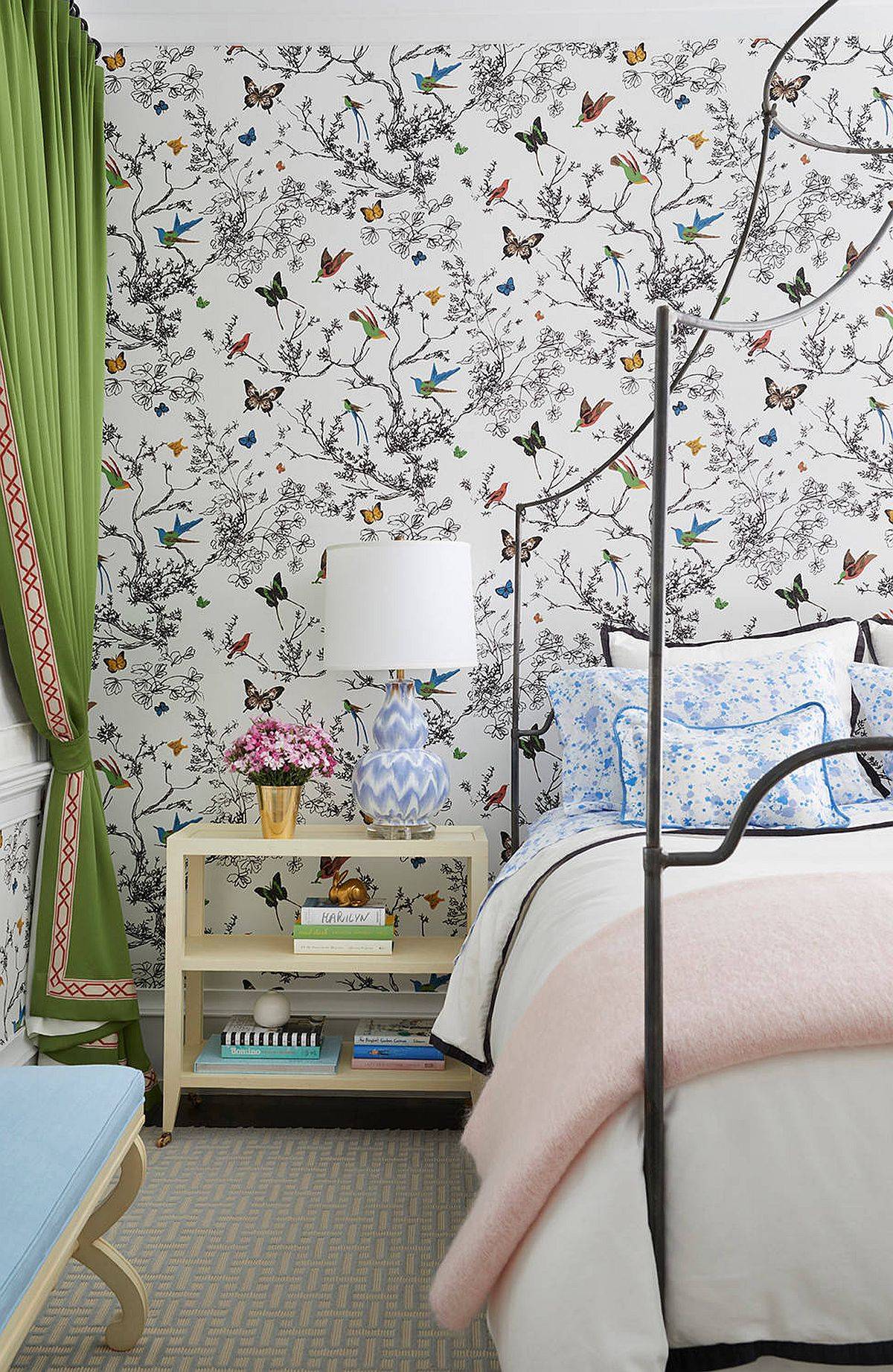 Giấy dán tường họa tiết mùa xuân hoàn hảo cho phòng ngủ đương đại với sự rung cảm tươi mát của mùa hè.