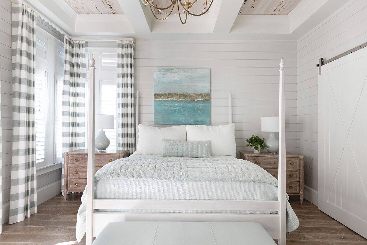 Với những phòng ngủ có diện tích hạn chế, bạn nên chọn màu trắng làm phông nền chính, nhấn nhá màu gỗ tự nhiên và xanh dương nhạt để tạo điểm nhấn.