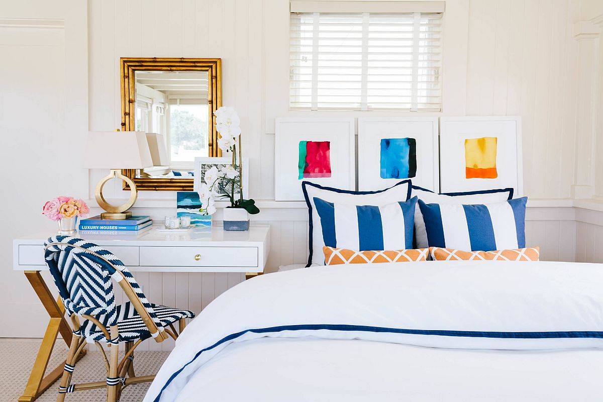 Phòng ngủ phong cách bãi biển hiện đại đủ để xua tan cái nóng mùa hè này.