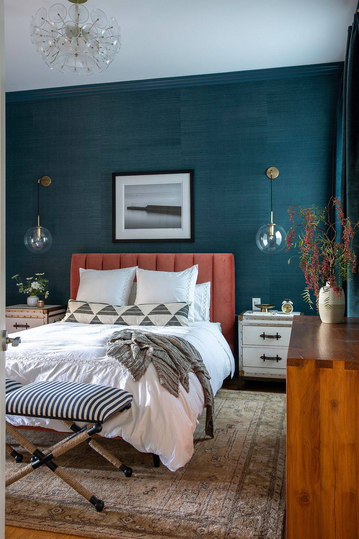 Toàn bộ tường đầu giường sơn màu xanh nước biển tạo cảm giác mát mẻ về mặt thị giác, đồng thời giúp tăng chiều sâu cho phòng ngủ.