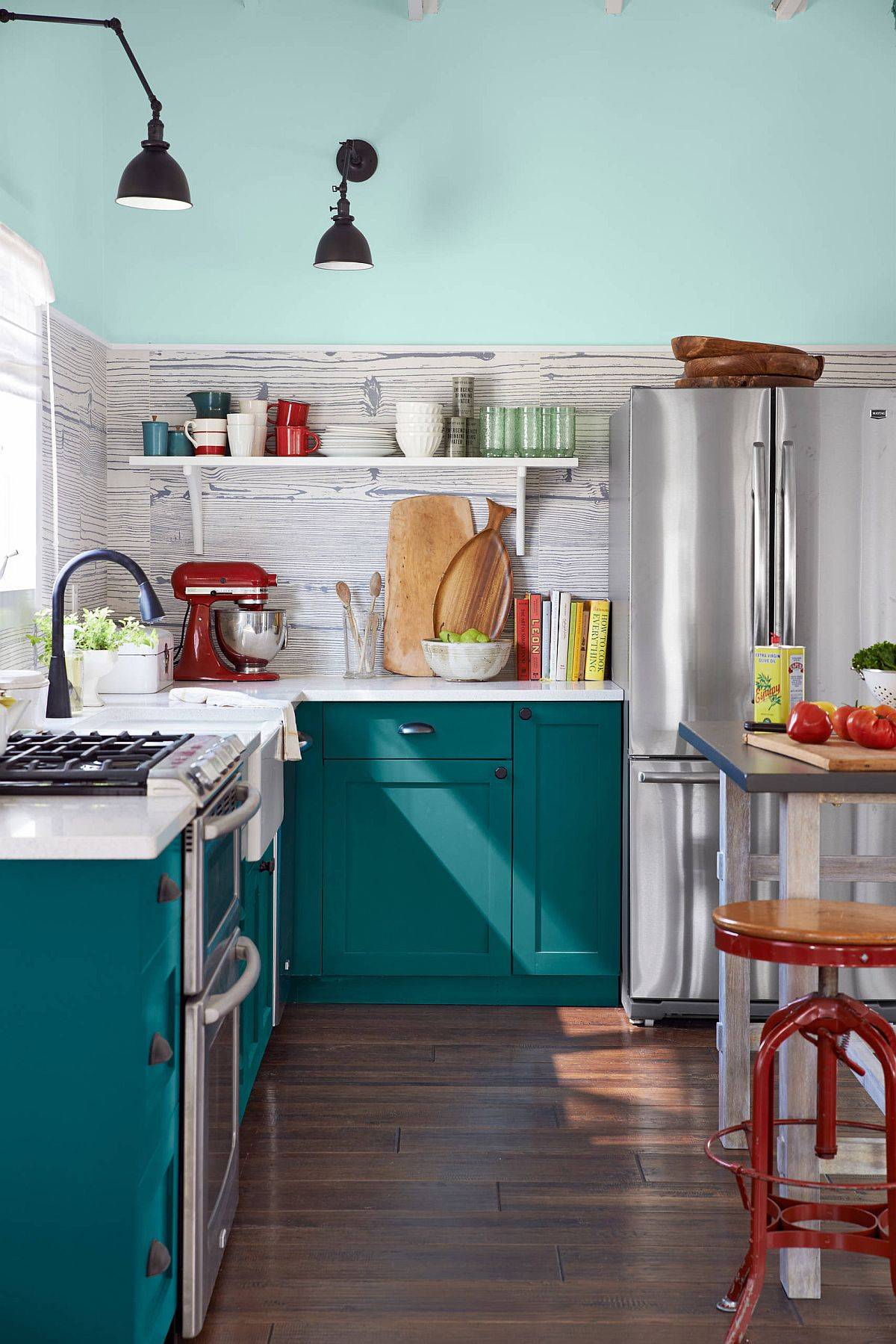 Sắc xanh ngọc lam từ hệ tủ bếp liền mạch, đồng điệu với mảng tường phía trên, mang đến vẻ thanh lịch, hấp dẫn cho phòng bếp.