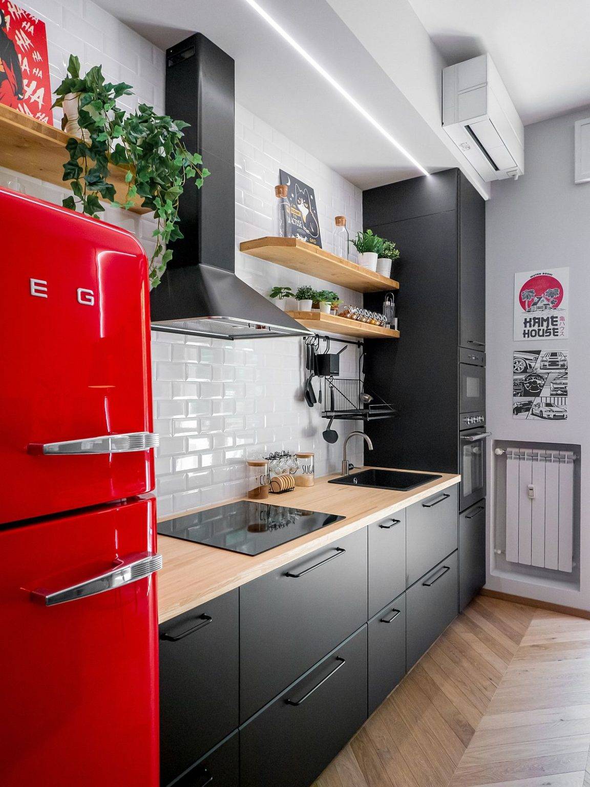 Phòng bếp công nghiệp sang chảnh với sự kết hợp ăn ý giữa sắc đỏ tươi từ tủ lạnh, màu xám từ tủ bếp và tường chắn màu trắng.