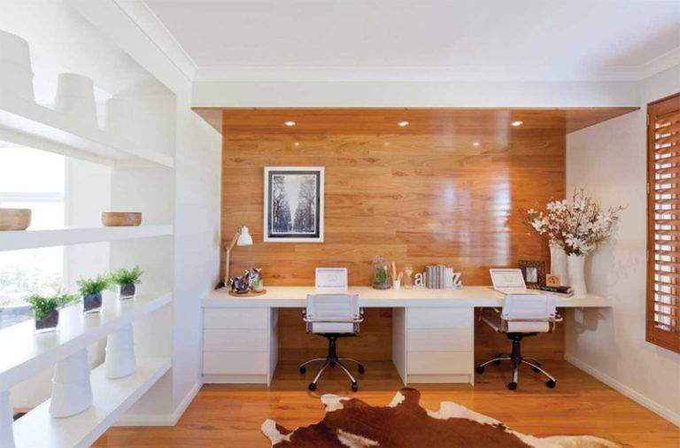Bức tường ốp gỗ tự nhiên mà sáng cùng tông với sàn nhà tạo điểm nhấn và chiều sâu cho không gian làm việc tại gia.