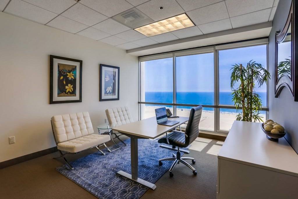 Văn phòng sở hữu tầm nhìn đáng mơ ước ra đại dương xanh thẳm, bãi cát vàng mịn màng.