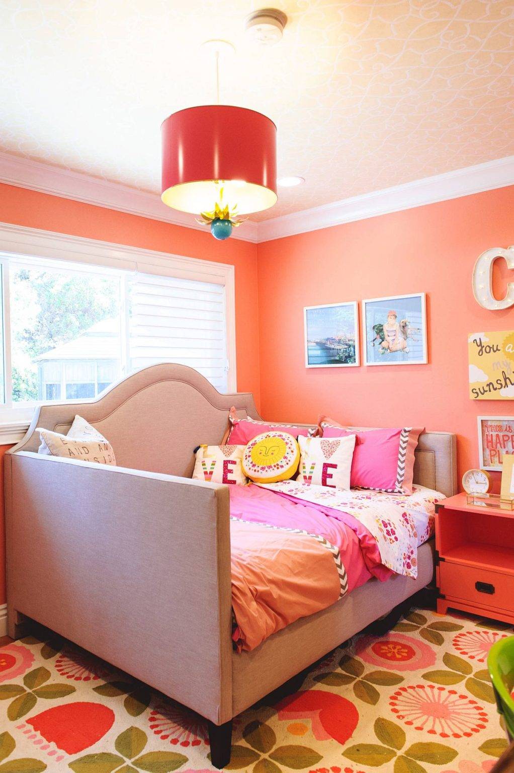 Phông nền màu cam quyến rũ trong phòng trẻ em với trần decor giấy dán tường và đèn mặt dây thông minh cỡ lớn.