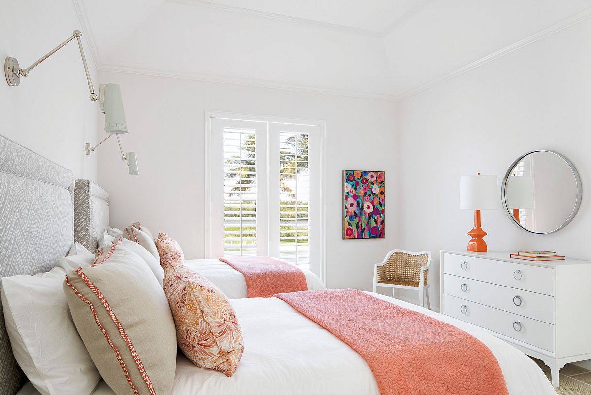 Phòng ngủ trẻ em hiện đại màu trắng kết hợp cam san hô nhẹ nhàng tạo cảm giác thư thái.
